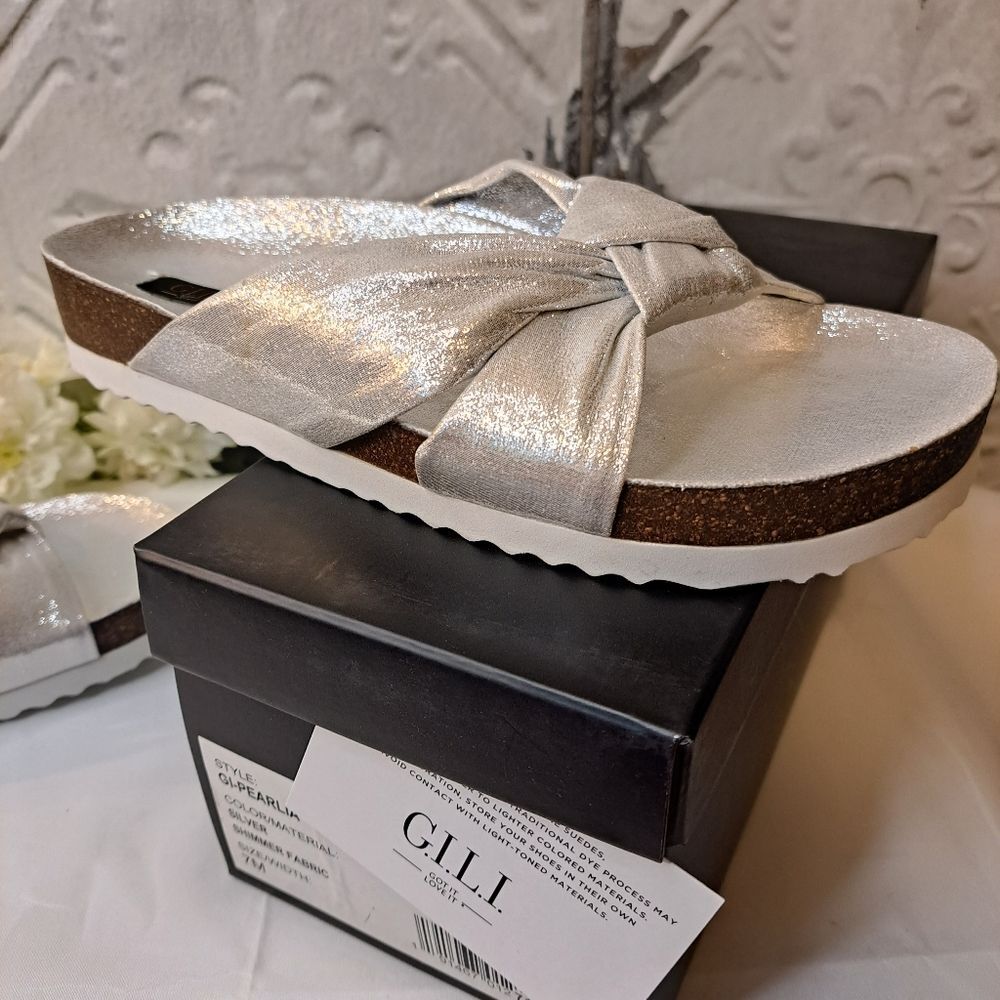G.I.L.I. Comfort Pearlia Shimmer Slip On Sandal Comfy Core Sliver Metallic 7 NWT